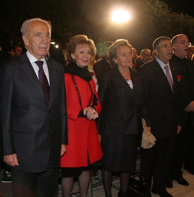Lily Safra, lors du concert Kadish à Yad Vashem, entourée de Shimon Peres et Bernadette Chirac